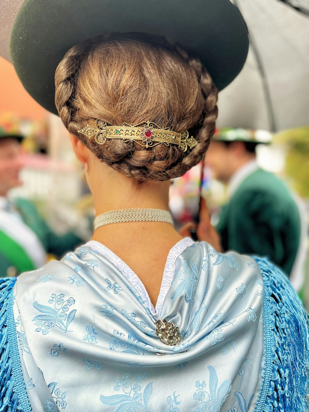 a-man-with-a-necklace-ucojr4gc81w